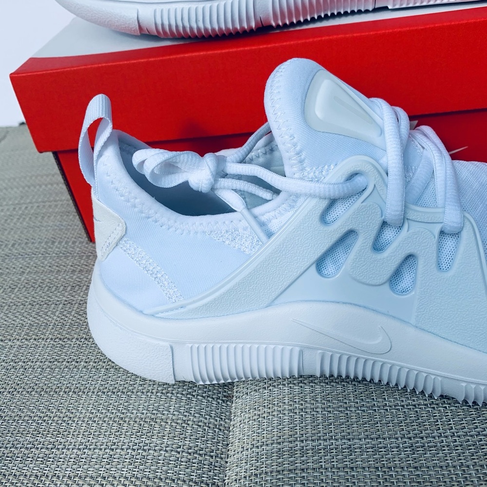 WMNS Nike Acalme - Picture 2 of 9